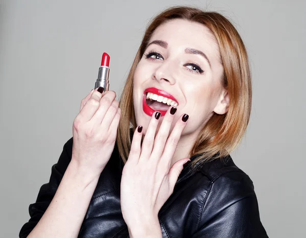 Portret van mooie vrouw met rode lippenstift — Stockfoto