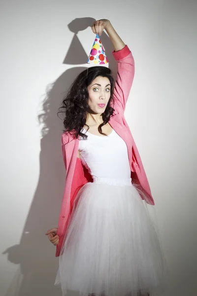 Junge schöne Frau in hellen Kleidern feiert ihren Geburtstag — Stockfoto
