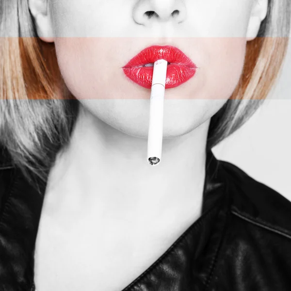 Portret van jonge mooie vrouw met sigaret — Stockfoto