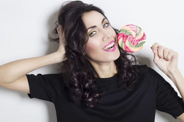 Retrato de una hermosa joven con piruleta — Foto de Stock