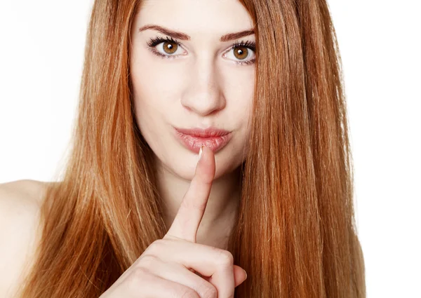 Retrato de incrivelmente bela jovem ruiva dizendo shh — Fotografia de Stock