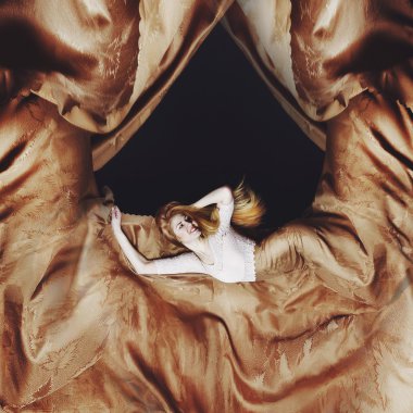 Büyük Tekstil ile genç güzel kadın