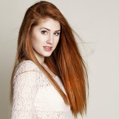 Amazinly portresi güzel genç Kızıl saçlı kadın