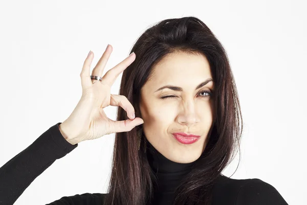 Joven hermosa mujer mostrando la mano ok signo — Foto de Stock