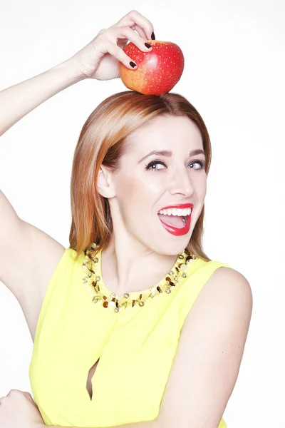 Porträtt av ung vacker kvinna med ett äpple — Stockfoto
