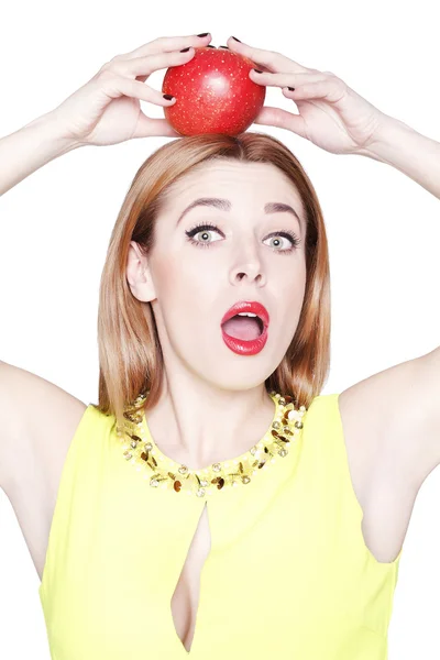 Retrato de una joven hermosa mujer con una manzana — Foto de Stock
