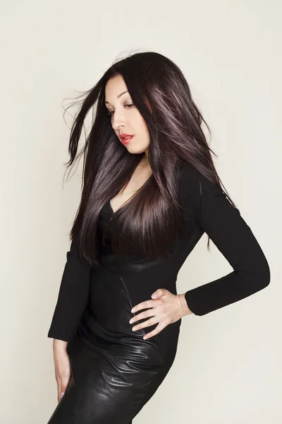 Portrét sexy krásná mladá žena v černých kožených šatech — Stock fotografie