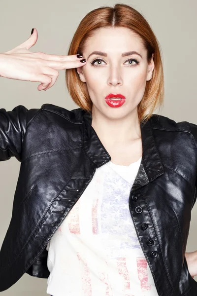 Portrait of beautiful young woman in leather jacket — Stock Photo, Image