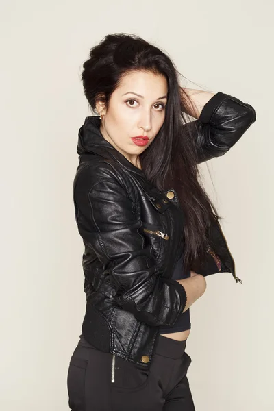 Portrait of beautiful young woman in leather jacket — Stock Photo, Image