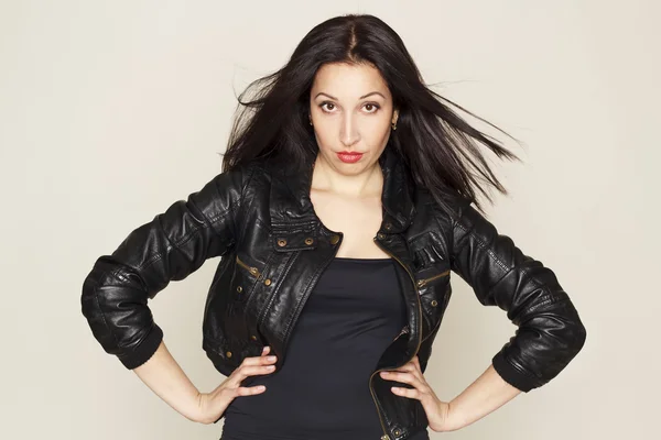 Portrait of beautiful young woman in leather jacket — Stock Photo, Image