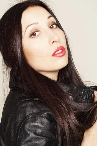 Portrait of beautiful young woman in leather jacket — Stock Photo, Image