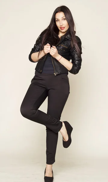 Portrait of beautiful young woman in leather jacket — Stock Photo, Image