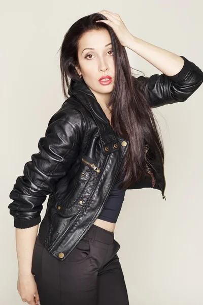 Portrait of beautiful young woman in leather jacket — Stock Photo, Image