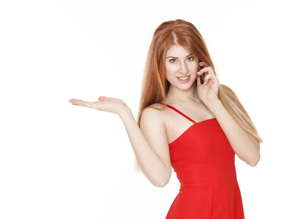 Jovem mulher bonita falando ao telefone e segurando algo — Fotografia de Stock