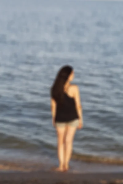 Imagen de una joven borrosa en la playa — Foto de Stock