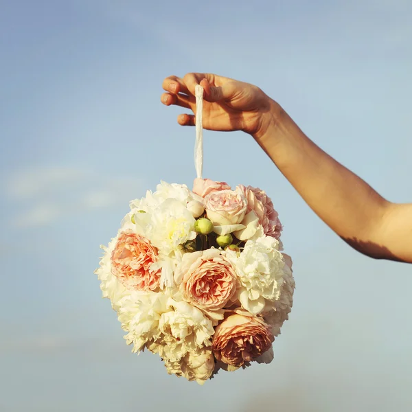 Hand holding a beautiful bouquet — Stock Photo, Image