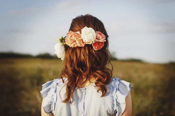 Ragazza con fiori in testa — Foto Stock
