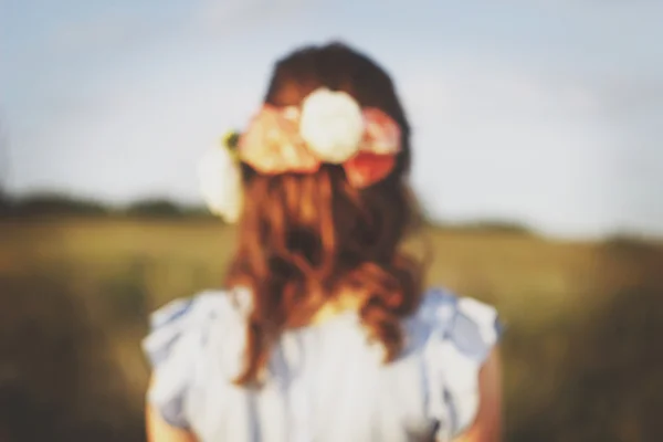 Ragazza offuscata con fiori in testa — Foto Stock