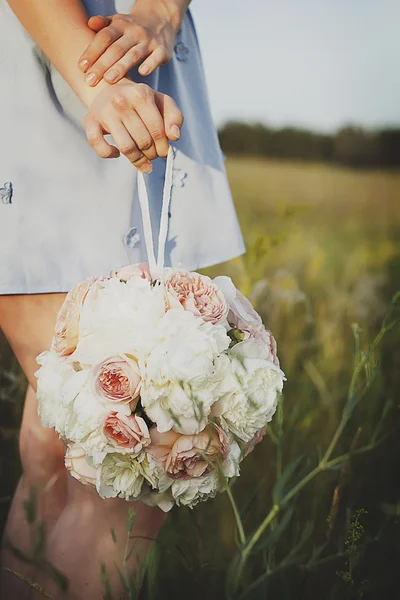 Hand holding a beautiful bouquet — Stock Photo, Image