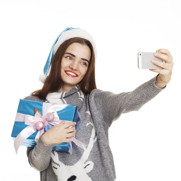 Giovane bella ragazza con cellulare fare foto selfie — Foto Stock