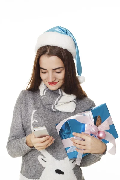 Junges schönes Mädchen mit mobilen Haltegeschenk — Stockfoto