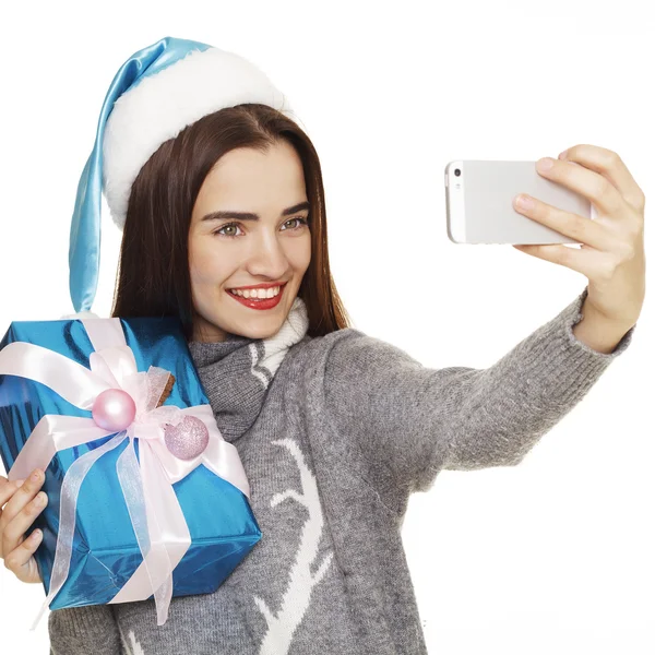 Menina bonita nova com móvel fazendo foto selfie — Fotografia de Stock