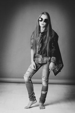 Küçük kız bir manken gibi poz