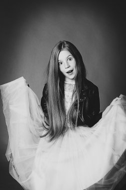 Küçük kız bir manken gibi poz