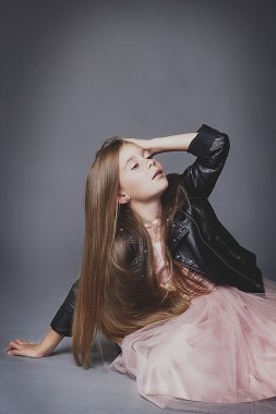 Küçük kız bir manken gibi poz