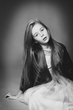 Küçük kız bir manken gibi poz