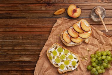 Ekmek, peynir ve meyveli sağlıklı bir kahvaltı. 