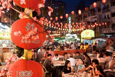Sokak restoranda Jalan Alor kalp Kuala Lumpur, Malezya