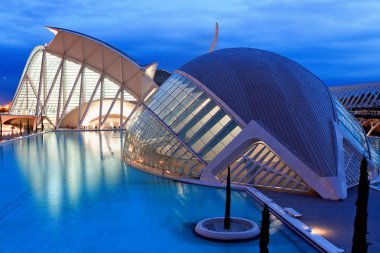 L'Hemisferic, planetaryum ve arkasındabir şehir sanat ve bilim, Valencia İspanya üzerinde görünüm akşam