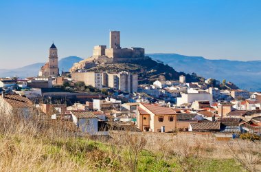 Alcaudete Kalesi ve eski kilise ile. İl Jaen, İspanya