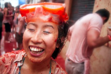 bunol, İspanya - Ağustos 28: ezilmiş domates kız güler