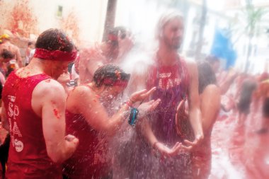bunol, İspanya - Ağustos 28: gençler eğleniyor tomatina üzerinde fe