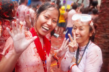 Bunol, İspanya - 28 Ağustos: İki kız ezilmiş domates gülüyor o