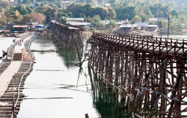 Mon Sangkhla Buri, il Kanchanaburi içinde eski ahşap köprü