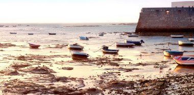 Kale Santa Catalina yaşlı gemilerde forefront, Cadiz, Endülüs, İspanya ile duvar
