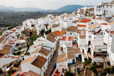 Hill İspanyol kasabada yerleşim bölgelerinden görünümü. Olvera