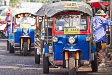 Tuk Tuk taksi bekleyen müşteriler hakkında en büyük Khlong Toey Bangkok Pazar