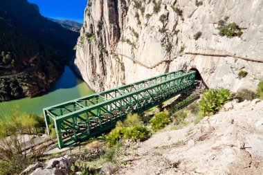 Demiryolu yakınında royal iz (el caminito del rey) gorge chorro içinde