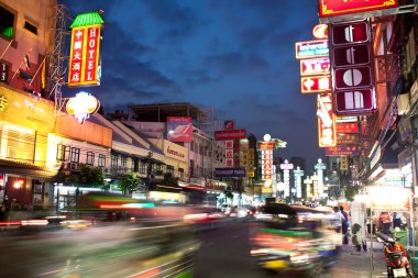 Akşam Bangkok Yaowarat yolu üzerinde trafik sıkışıklığı. Tayland.