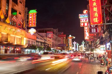 Akşam Bangkok Yaowarat yolu üzerinde trafik sıkışıklığı. Tayland