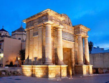Puerta del Puente Rönesans kapısıdır. Cordoba, İspanya