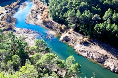Dağlar manzara nehir ile. Guadalquivir Nehri