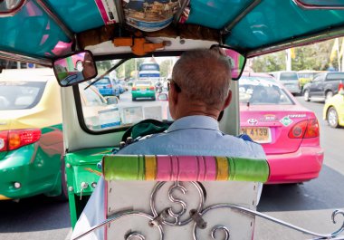 Tuk Tuk sürücüsü denetimleri araba sokakta Bangkok, Tayland