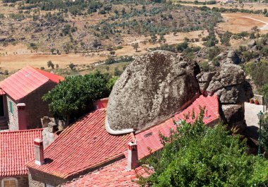Mons eski kasabada büyük bir taş etrafında inşa Binası
