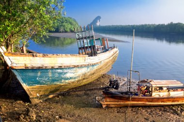 Eski tekne arka planda Kanaab Nam Cliff, Krabi Town, Tayland