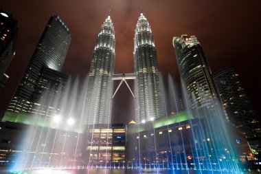 Petronas ikiz kuleleri. kuala lumpur